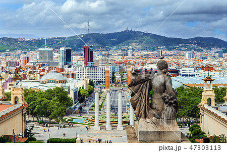 Statue and Barcelona view 47303113