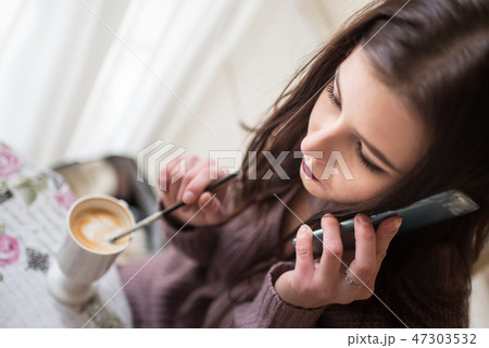 Beautiful Caucasian young women speaks by phone Beautiful Caucasian young women speaks by phone 47303532