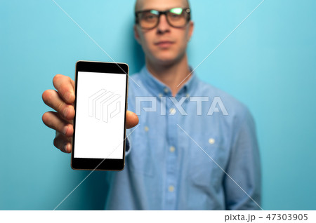 Hipster man holding smartphone Hipster man holding smartphone 47303905