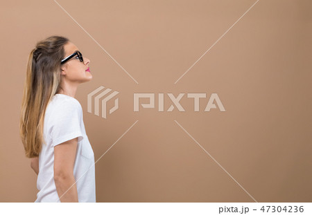 Young woman looking upwards 47304236