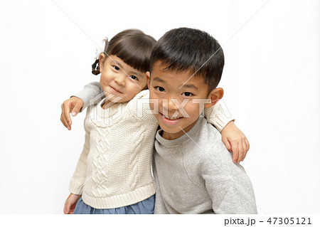 肩を組む兄妹(9歳と4歳) 47305121