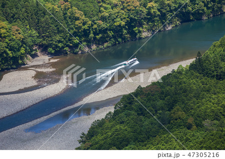 北山川を走るウォータージェット船 47305216