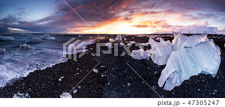 Beautiful sunset over famous Diamond beach, Iceland. 47305247