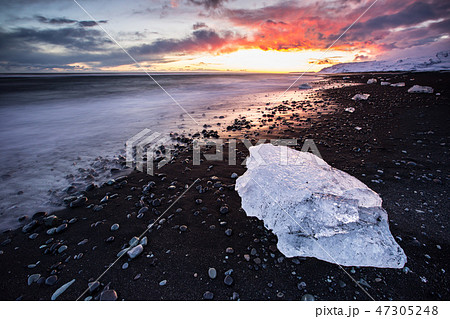 Beautiful sunset over famous Diamond beach, Iceland. 47305248