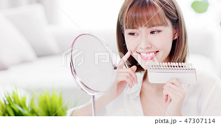 Teeth whiten concept Teeth whiten concept 47307114