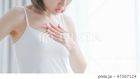 woman suffer from heart attack 47307124