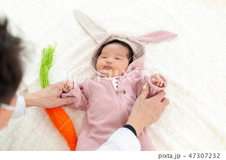 赤ちゃんをあやすジイジ 赤ちゃんをあやすジイジ 47307232