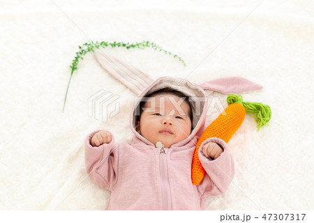 ニューボーンフォト　うさぎの着ぐるみを着た赤ちゃん 47307317