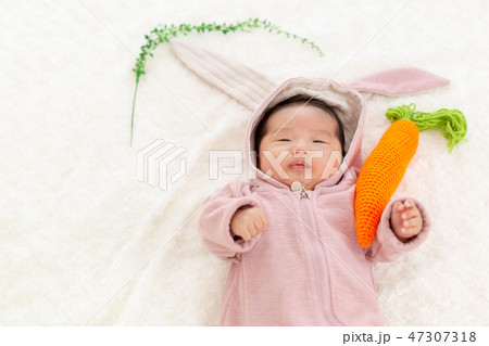 ニューボーンフォト うさぎの着ぐるみを着た赤ちゃん ニューボーンフォト うさぎの着ぐるみを着た赤ちゃん 47307318
