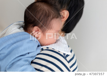 イクメンと新生児 授乳 イクメンと新生児 授乳 47307357