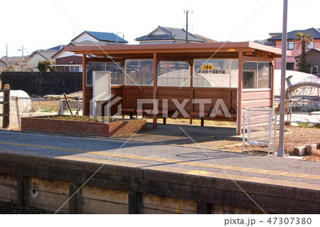 成田線椎柴駅の2番線ホームにある待合室 47307380