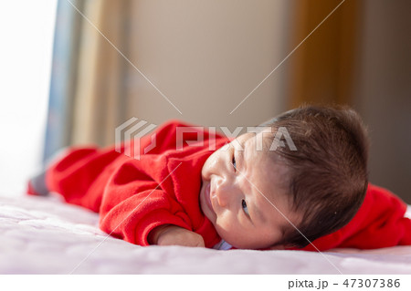 うつ伏せの新生児 うつ伏せの新生児 47307386