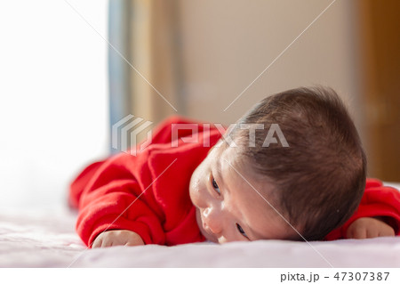 うつ伏せの新生児 47307387