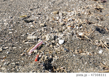 砂浜に打ち上げられた漂着ゴミ　プラスチック破片 47308331