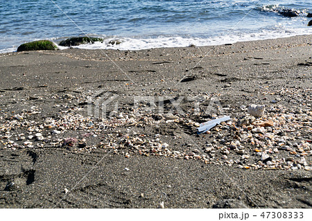砂浜に打ち上げられた漂着ゴミ プラスチック破片 砂浜に打ち上げられた漂着ゴミ プラスチック破片 47308333