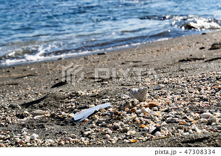 砂浜に打ち上げられた漂着ゴミ　プラスチック破片 47308334
