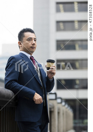 コーヒーブレイク中のビジネスマン 47308528