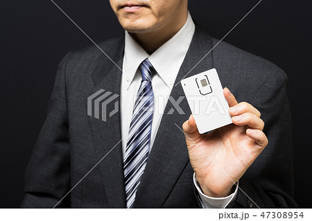SIMカードを手に持つビジネスマン 47308954