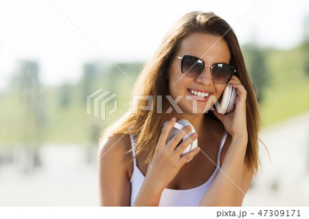 Teenager girl having time in outdoors 47309171