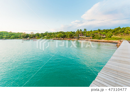 Wood bridge idyllic sea beach turquoise water Wood bridge idyllic sea beach turquoise water 47310477