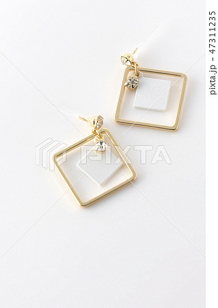 四角いピアス 47311235