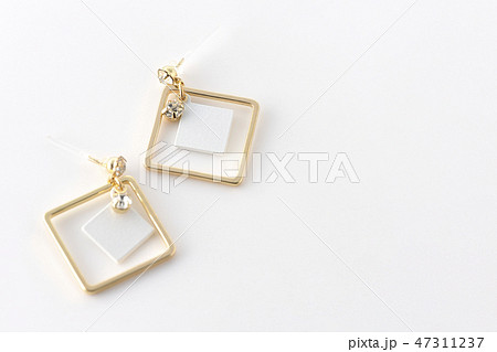 四角いピアス 47311237