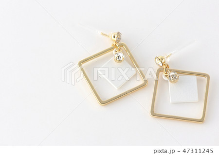 四角いピアス 47311245