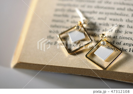 はずしたピアス はずしたピアス 47312108