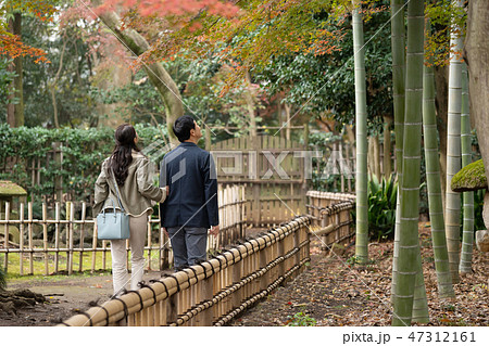 ミドル夫婦 旅行 秋 紅葉 観光イメージ ミドル夫婦 旅行 秋 紅葉 観光イメージ 47312161
