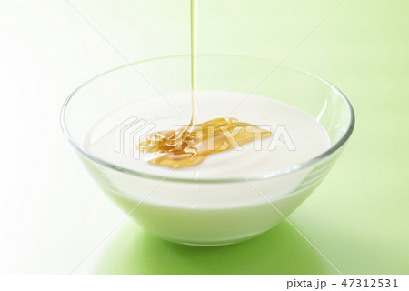 ヨーグルトに蜂蜜をかける 47312531