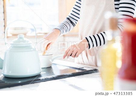 手元パーツ　朝ごはんを作る女性　料理をする主婦　キッチン　台所 47313385