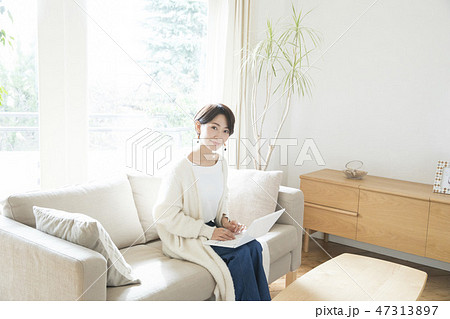 リビングでパソコンをする女性 リビングでパソコンをする女性 47313897