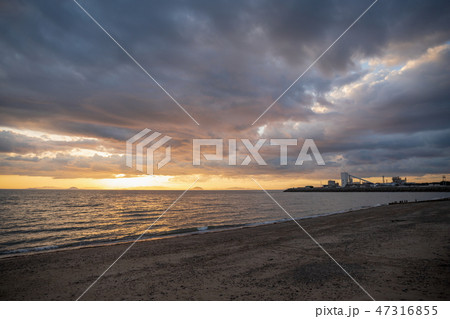 夕日と雲の海岸 (愛媛県松前町) 夕日と雲の海岸 (愛媛県松前町) 47316855