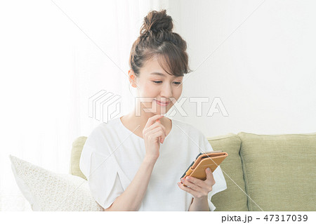 young woman young woman 47317039