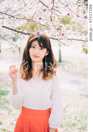 女性と桜 女性と桜 47317109
