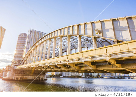 早朝の勝鬨橋 47317197