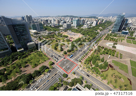 広場 交差点 自動車の写真素材