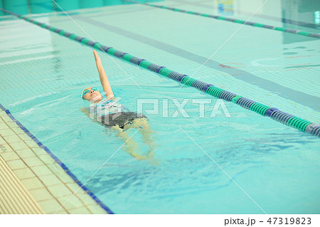 プールに通う50代女性 プールに通う50代女性 47319823