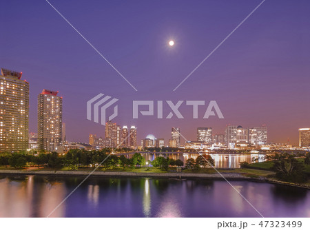 台場公園、フジテレビ、ヒルトン東京お台場、グランドニッコー東京、やショッピングモールの夜景。 47323499