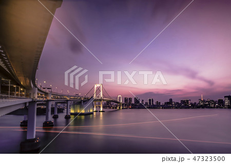 夕暮れのゴールデンアワーに輝くお台場湾を太陽に向かって渡るレインボーブリッジのつり橋の長時間撮影。 47323500