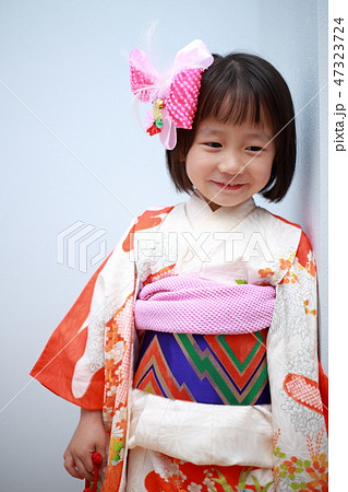 着物 (女の子 イベント 色打掛 コピースペース 和装 育児 子育て 行事 着飾り 年賀状素材) 47323724