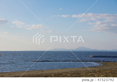 霞ヶ浦越しに筑波山を望む（茨城県行方市） 47323742