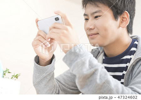 スマートフォンでゲームをする男の子 47324602