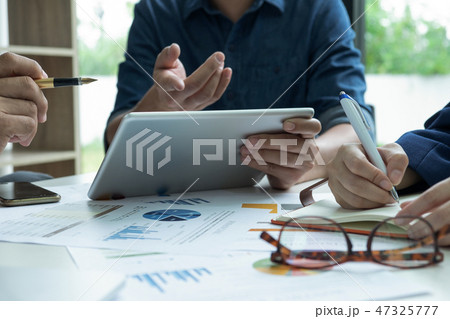 Management team planning work to achieve the goal. Management team planning work to achieve the goal. 47325777