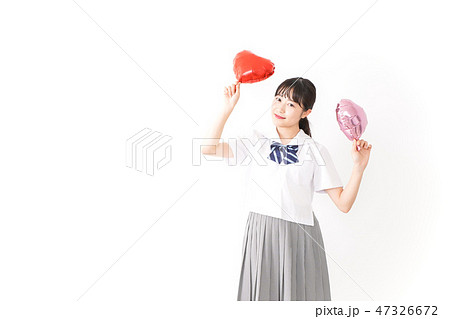 ハートマークを持つ若い女性 ハートマークを持つ若い女性 47326672