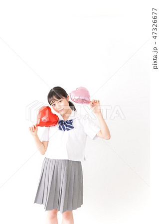 ハートマークを持つ若い女性 ハートマークを持つ若い女性 47326677