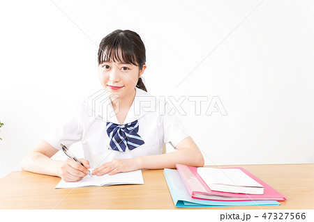 制服姿で勉強をする若い学生 47327566
