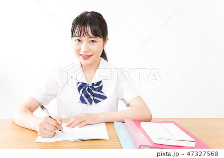 制服姿で勉強をする若い学生 制服姿で勉強をする若い学生 47327568