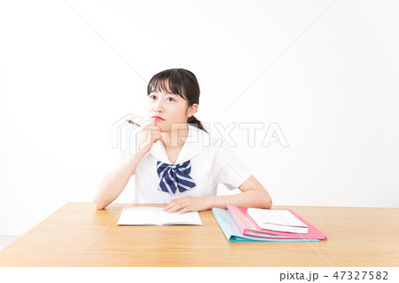 制服姿で勉強をする若い学生 47327582