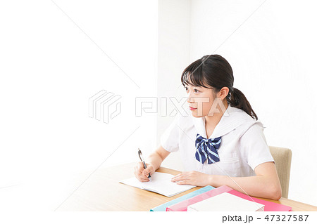 制服姿で勉強をする若い学生 47327587